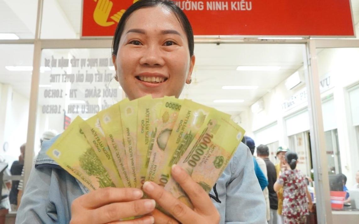 Quyết định mỗi cán bộ, công chức, viên chức được hỗ trợ 2.000.000 đồng/tháng, chi tiết nhóm đối tượng hưởng, điều kiện cụ thể ra sao?