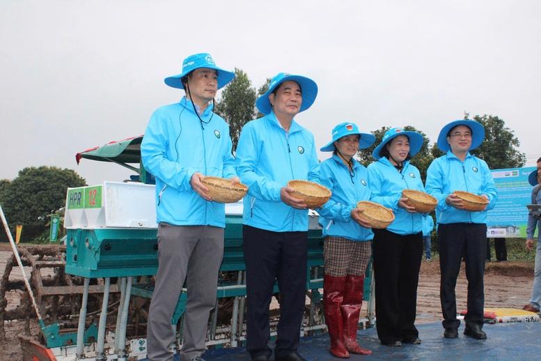 Nâng tầm vị thế gạo Việt từ những cánh đồng giảm phát thải tại Đồng bằng sông Hồng Nâng tầm vị thế gạo Việt từ những cánh đồng giảm phát thải tại Đồng bằng sông Hồng