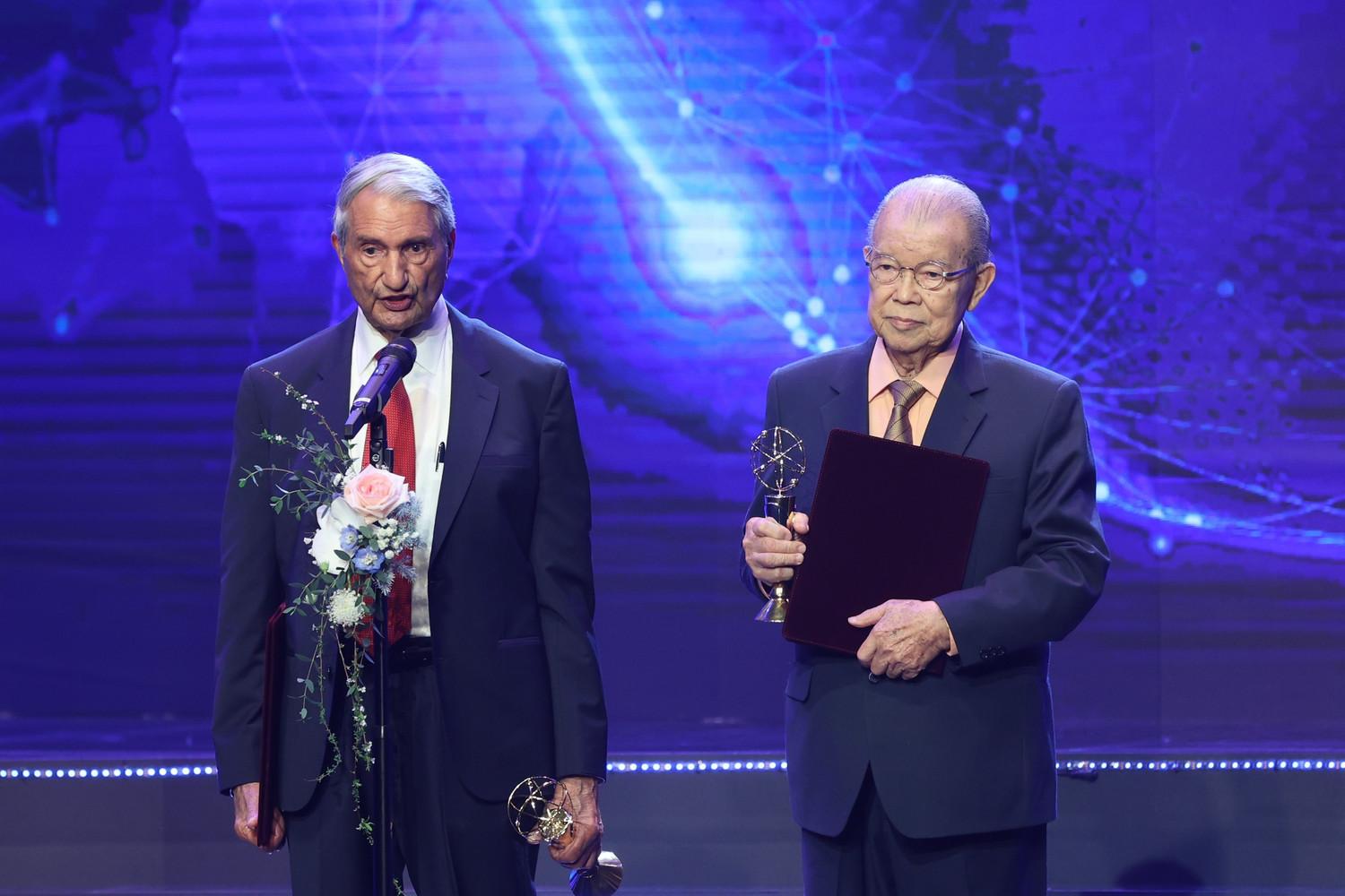 Anh hùng Lao động đầu tiên của Việt Nam nhận giải VinFuture, lấy bằng 'bác sĩ nông học' tại Nhật Bản, được mệnh danh 'phù thủy cây lúa'