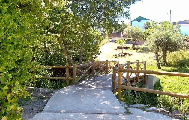 Cây cầu nối liền 2 quốc gia nhưng chỉ dài chưa đến 6m: Đi 5 giây đã qua nước khác, đổi luôn cả múi giờ