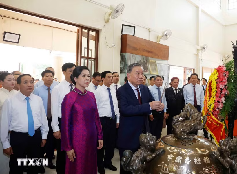 Tổng Bí thư, Chủ tịch nước Tô Lâm dâng hương tưởng niệm Chủ tịch Hồ Chí Minh tại Thái Lan