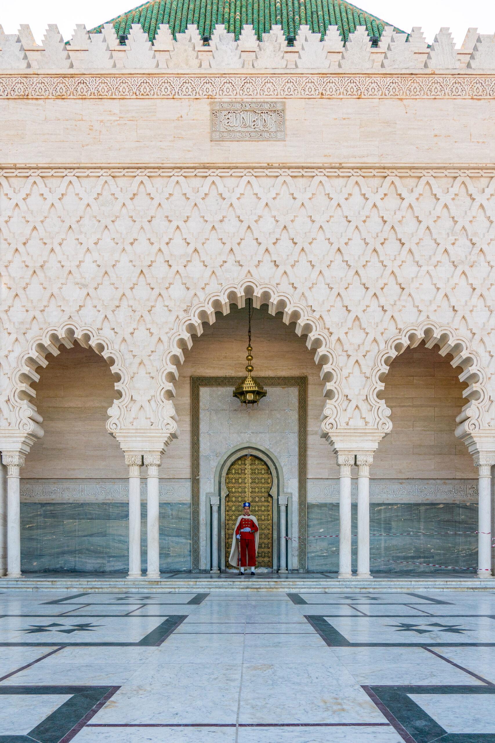 mausoleum_of_mohammed_v_-_guard-scaled_1779870152.jpg