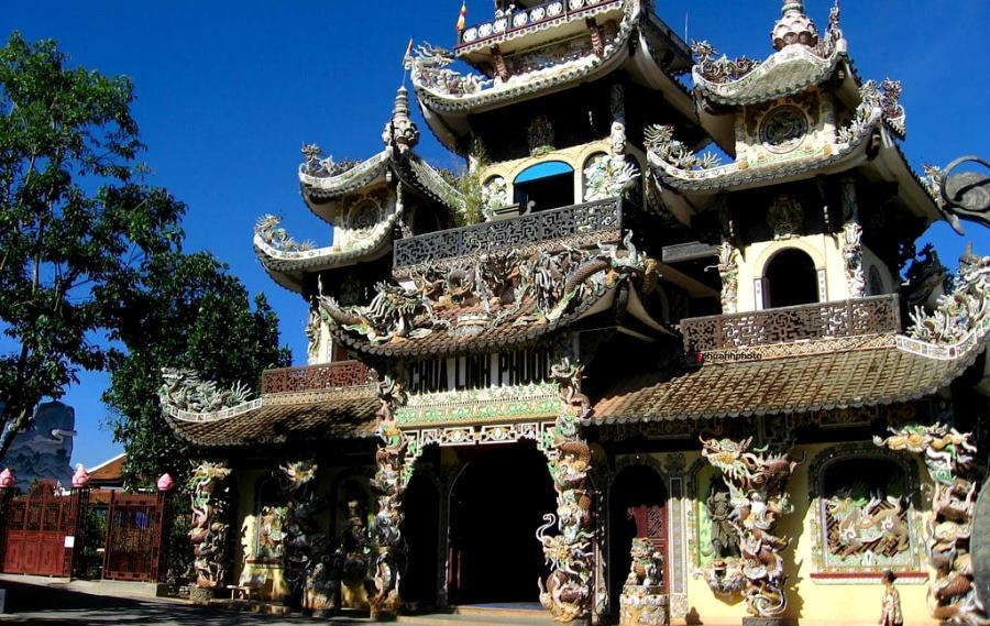 Ngôi chùa duy nhất Việt Nam được xây từ hàng triệu mảnh 've chai', rộng hơn 6.600m², xác lập 12 kỷ lục