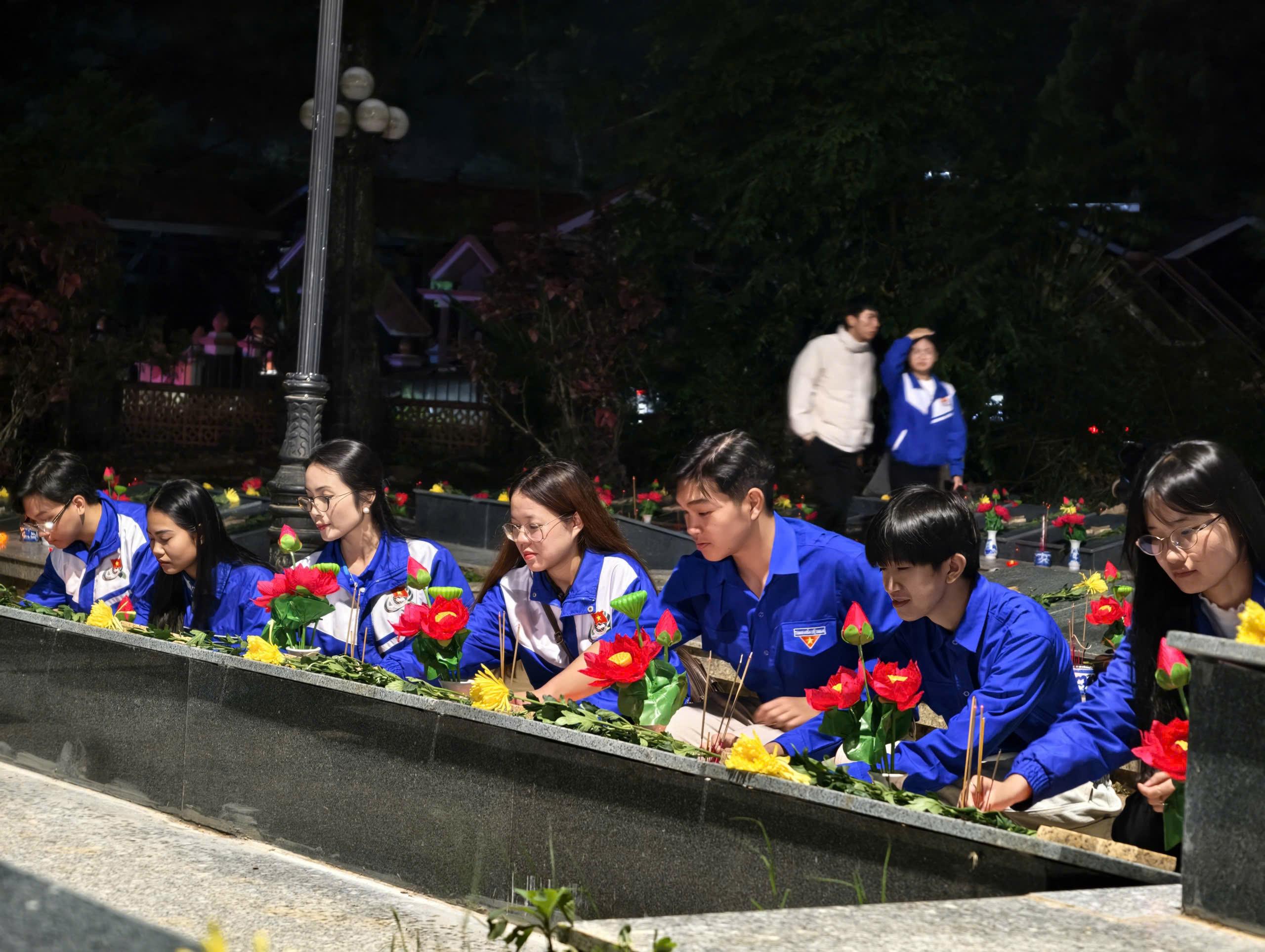 Mỗi ngọn nến, một lời hứa tiếp bước cha anh