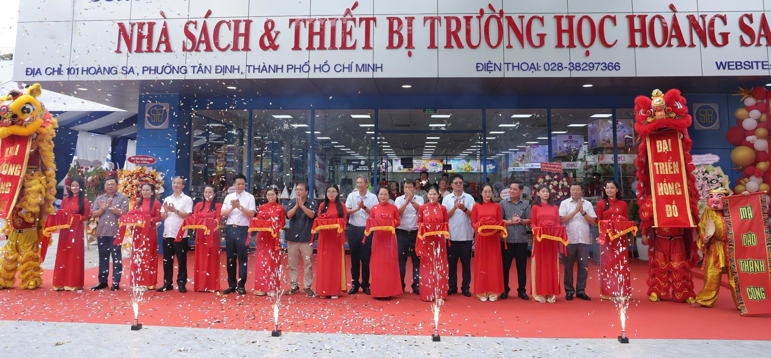 Khai trương Nhà sách và Thiết bị trường học Hoàng Sa – Đồng hành cùng giáo dục & cộng đồng