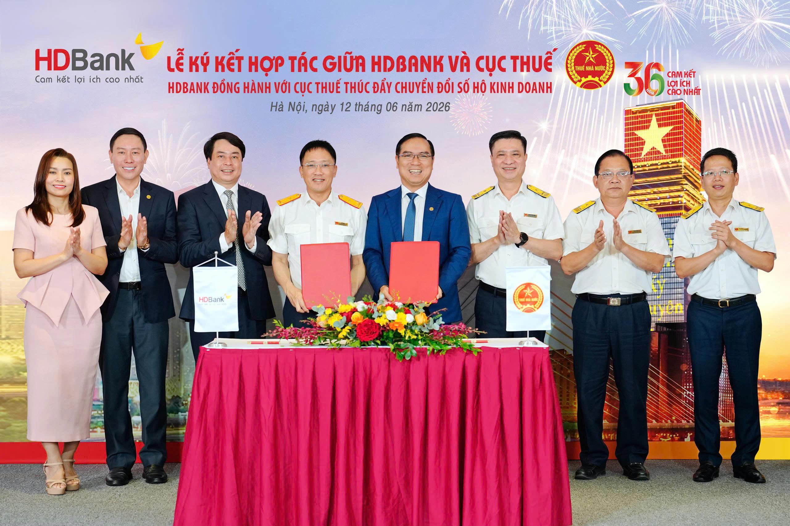 Lễ ký kết hợp tác giữa Cục Thuế và HDBank - đồng hành hỗ trợ hộ kinh doanh chuyển đổi từ phương pháp thuế khoán sang thuế kê khai Lễ ký kết hợp tác giữa Cục Thuế và HDBank - đồng hành hỗ trợ hộ kinh doanh chuyển đổi từ phương pháp thuế khoán sang thuế kê khai