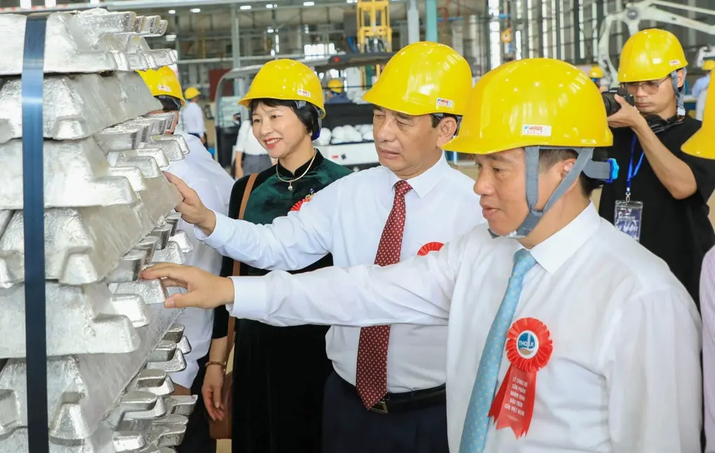 Công bố sản phẩm nhôm thỏi đầu tiên của Việt Nam đạt độ tinh khiết 99,71% Công bố sản phẩm nhôm thỏi đầu tiên của Việt Nam đạt độ tinh khiết 99,71%