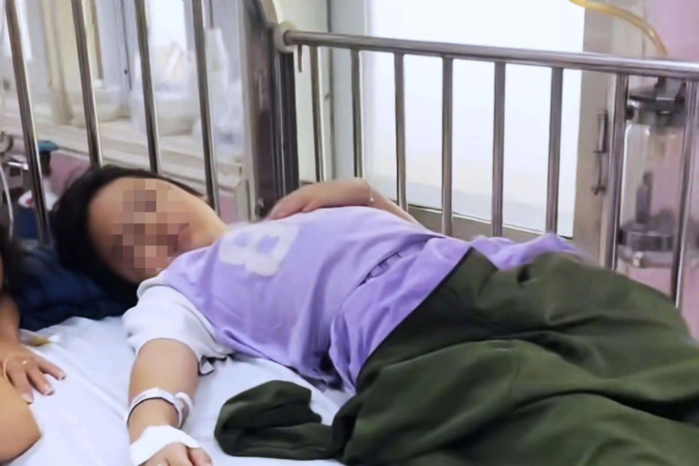 Cấp cứu 25 học sinh và bảo mẫu trường tiểu học nghi ngộ độc thực phẩm