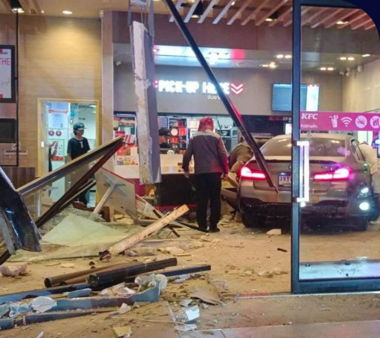 ‘Xe BMW điên’ lao vào cửa hàng KFC tại trạm xăng, 12 người bị thương