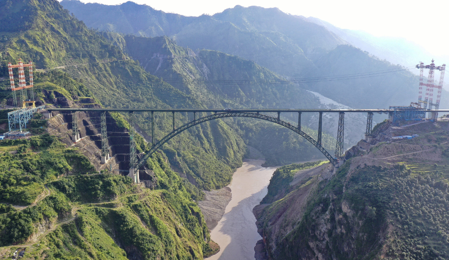 Vận chuyển 28.000 tấn thép lên độ cao 360m để xây cây cầu đường sắt cao nhất thế giới, vốn đầu tư 4.700 tỷ đồng