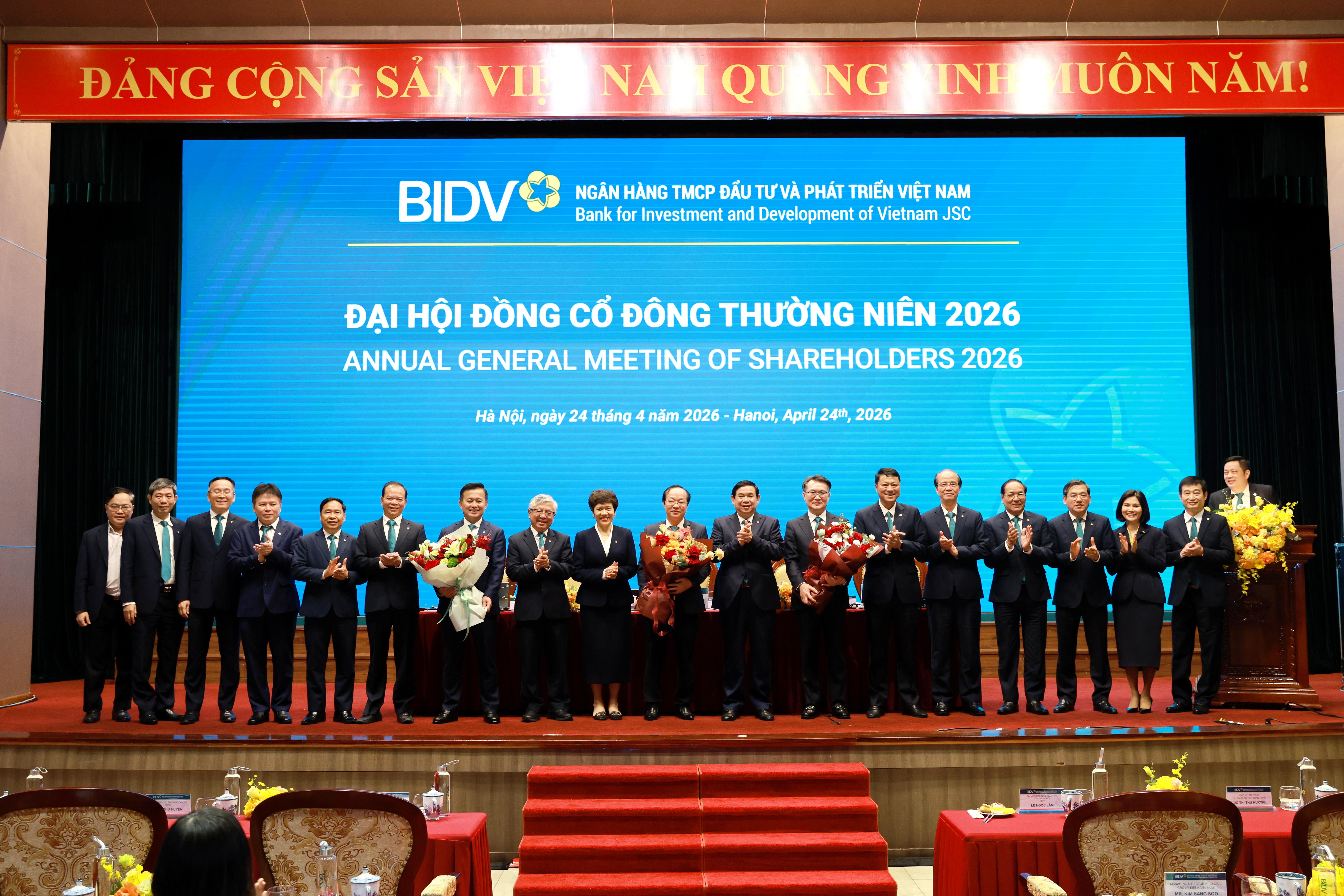 hoi-dong-quan-tri-ban-kiem-soat-bidv-nhiem-ky-2022---2027-tang-hoa-chuc-mung-cac-thanh-vien-moi_1777344666.jpg