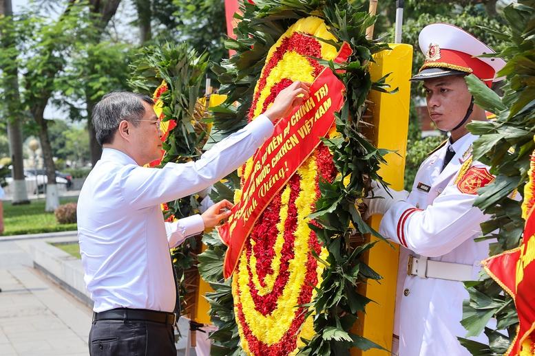 Thủ tướng Lê Minh Hưng dâng hương tưởng niệm các Anh hùng liệt sĩ; tri ân người có công tại Hải Phòng