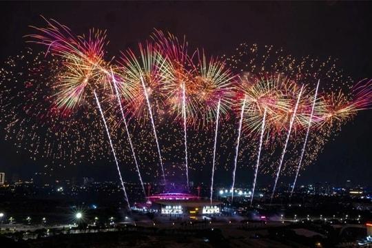 Tối nay, đứng ở đâu để xem trọn vẹn màn pháo hoa gồm 900 quả tầm cao, 60 giàn phun hỏa thuật quy mô lớn tại Hà Nội?