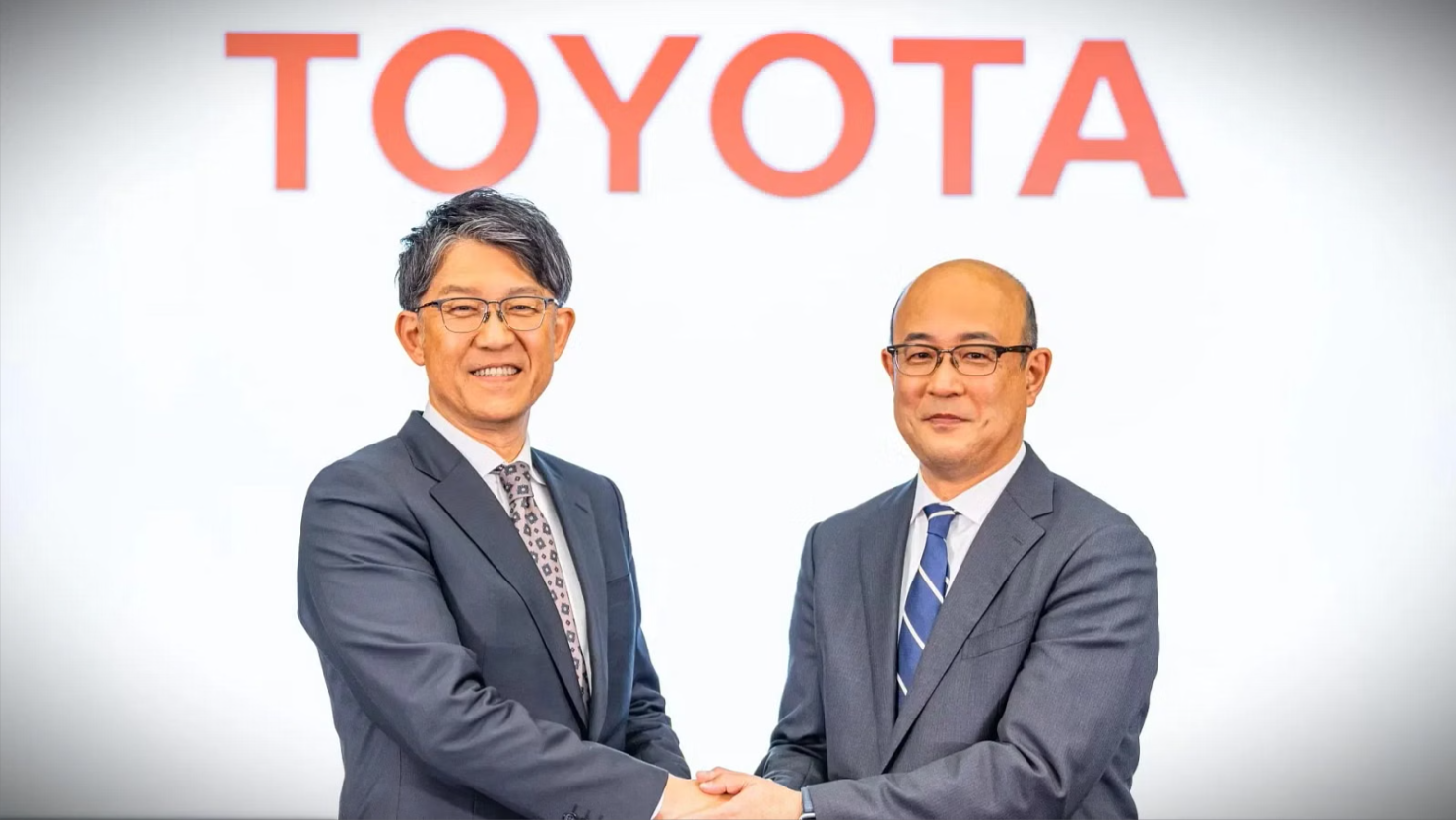 Lãnh đạo Toyota kêu gọi 'hợp nhất kiểu mới' với Honda và Nissan để đấu ô tô Trung Quốc