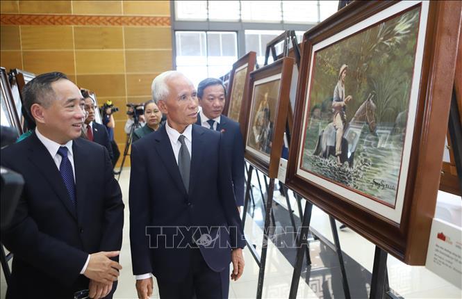 Triển lãm 'Hồ Chí Minh - Chân dung một con người' tại Lào Triển lãm 'Hồ Chí Minh - Chân dung một con người' tại Lào