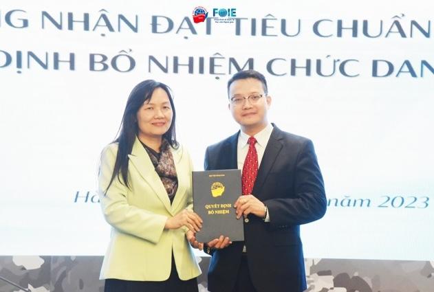 Giáo sư duy nhất của một học viện, từng đứng lớp ở Đức 4 năm, hiện là Trưởng khoa tại học viện đào tạo các nhà ngoại giao của Việt Nam
