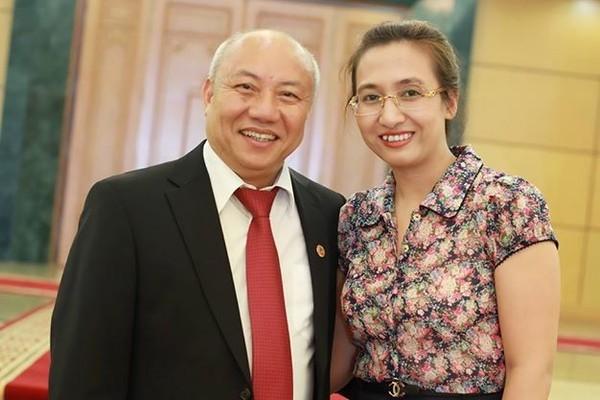Phó Giáo sư người Việt có 'đôi tay vàng' trong phẫu thuật cột sống, từng đỗ Bách khoa nhưng xung phong nhập ngũ, vợ kém 21 tuổi là cựu BTV VTV nổi tiếng Phó Giáo sư người Việt có 'đôi tay vàng' trong phẫu thuật cột sống, từng đỗ Bách khoa nhưng xung phong nhập ngũ, vợ kém 21 tuổi là cựu BTV VTV nổi tiếng