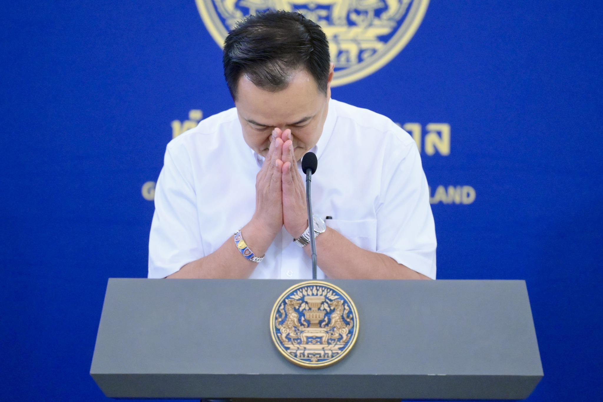 Nền kinh tế lớn thứ 2 Đông Nam Á bơm hơn 16.000 tỷ đồng trợ cấp giá xăng dầu, Thủ tướng chắp tay xin lỗi người dân