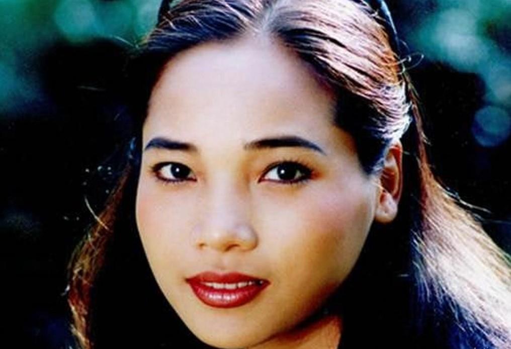 NSƯT là con gái út trong gia đình nghệ thuật danh giá nhất nhì Việt Nam: Nổi tiếng với điệu múa chim công, từng giấu bụng bầu để quay phim, hạnh phúc với họa sĩ người Pháp trong biệt thự 4.000m2