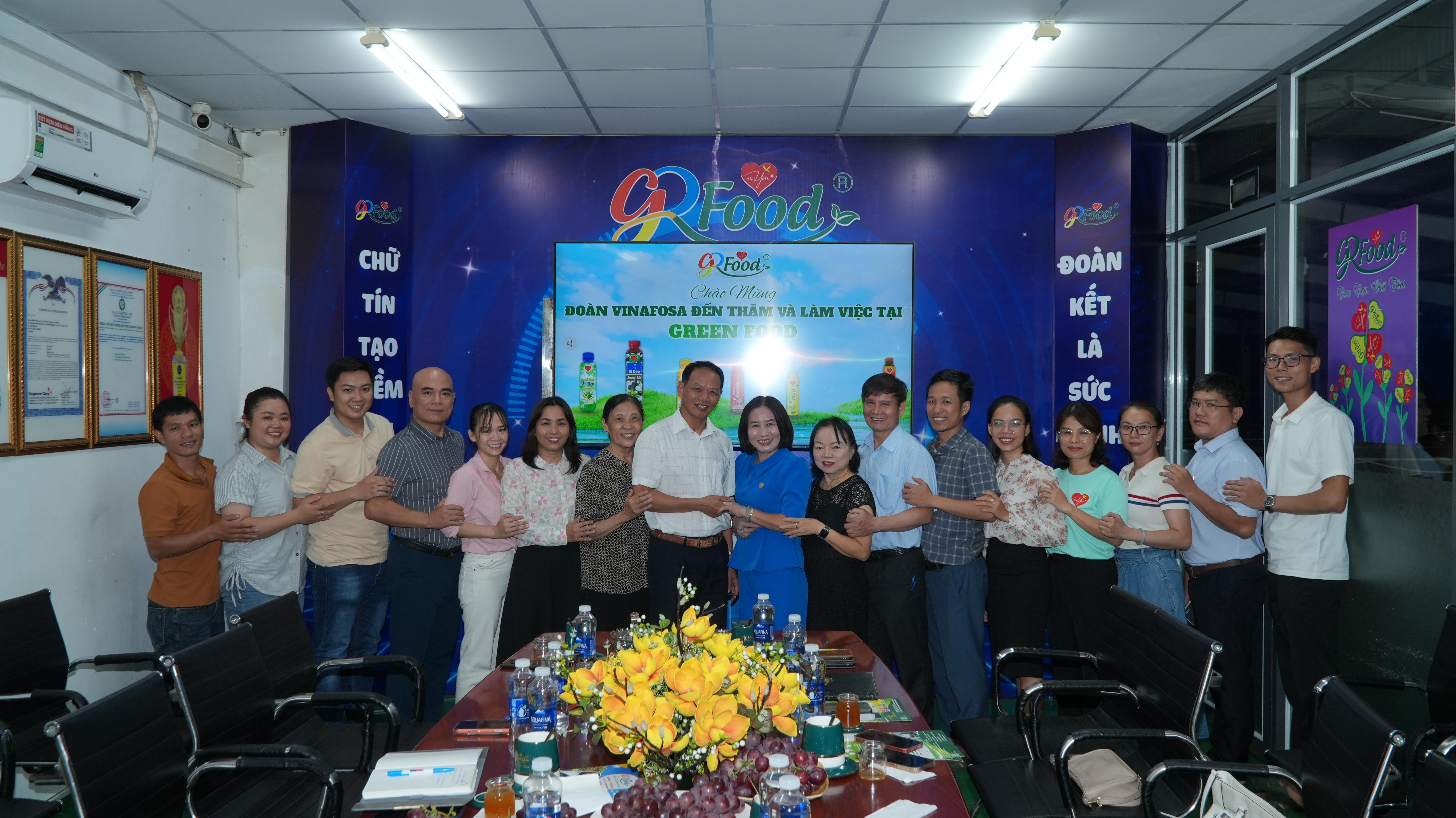 3.-doan-cong-tac-cua-vinafosa-chup-anh-luu-niem-cung-green-food_1782698931.jpg