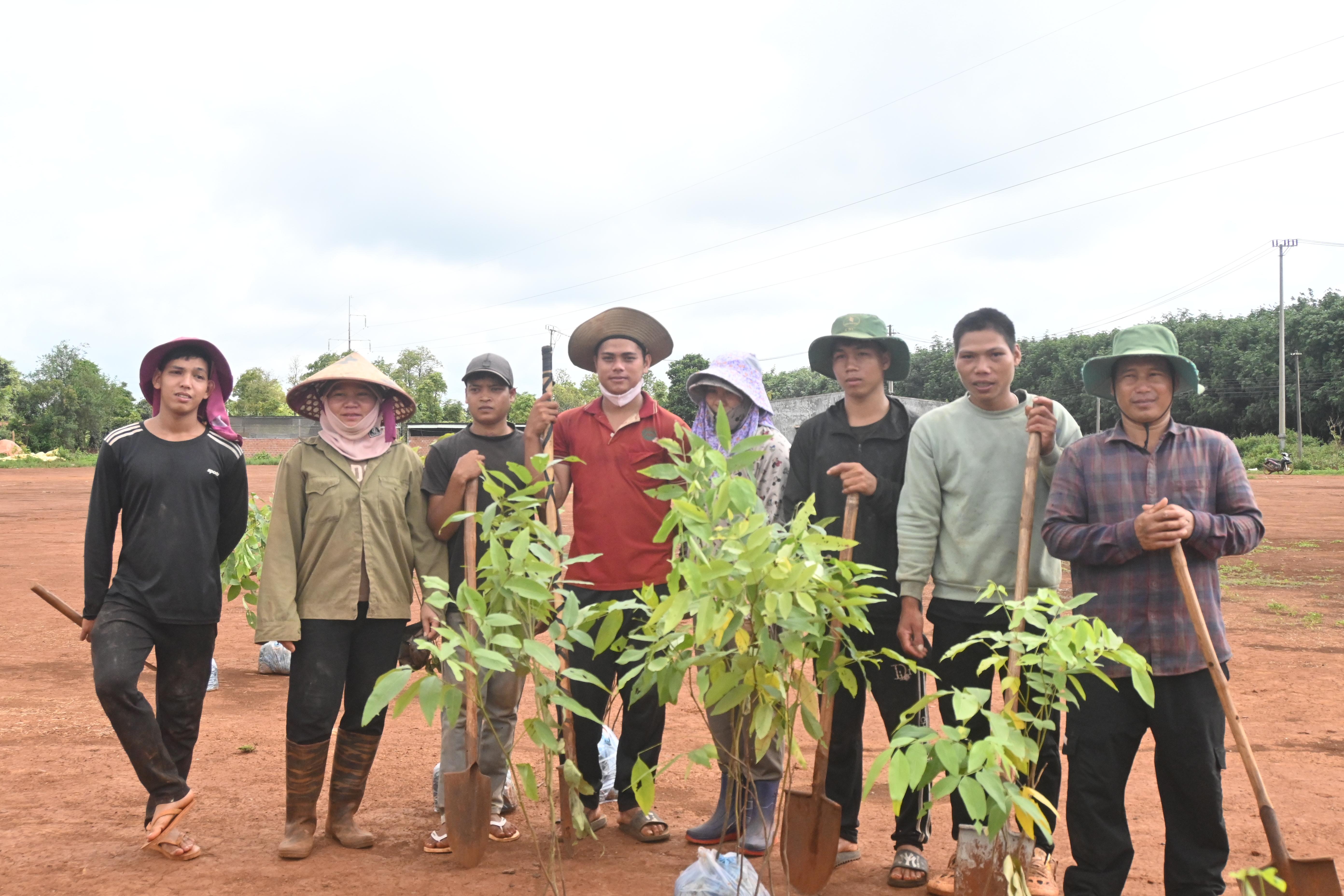 nguoi-dan-lang-del-phan-khoi-nhan-va-trong-cay_1782703720.jpg