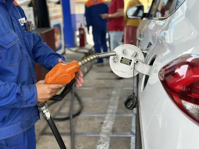 Cục trưởng Cục Quản lý và Phát triển thị trường trong nước: Khan xăng dầu cục bộ, không loại trừ việc bán cầm chừng chờ tăng giá