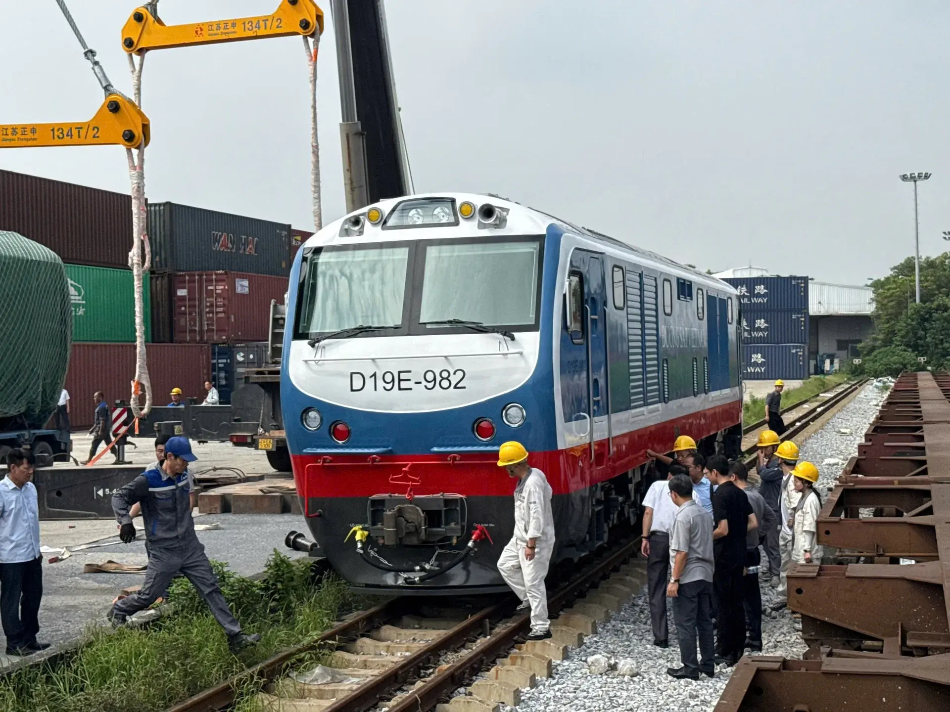 Đường sắt Việt Nam tiếp nhận lô đầu máy D19E thế hệ mới Đường sắt Việt Nam tiếp nhận lô đầu máy D19E thế hệ mới