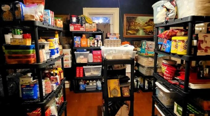 Thế giới bất ổn: Người Mỹ tích trữ đồ ăn, người Nhật đua nhau đi mua giấy vệ sinh