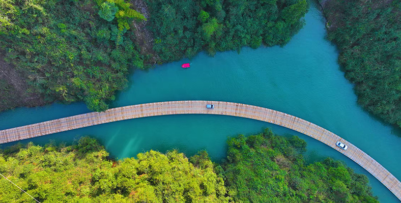 Cây cầu gỗ không có móng hay trụ đỡ, bề mặt ghép từ hàng nghìn miếng gỗ, có thể chịu sức nặng hơn 10.000 người, xe trọng thải 2,8 tấn đi qua cũng không hề hấn Cây cầu gỗ không có móng hay trụ đỡ, bề mặt ghép từ hàng nghìn miếng gỗ, có thể chịu sức nặng hơn 10.000 người, xe trọng thải 2,8 tấn đi qua cũng không hề hấn