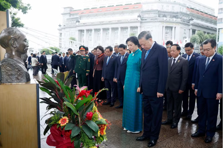 Tổng Bí thư, Chủ tịch nước dâng hoa trước tượng Chủ tịch Hồ Chí Minh tại Singapore Tổng Bí thư, Chủ tịch nước dâng hoa trước tượng Chủ tịch Hồ Chí Minh tại Singapore