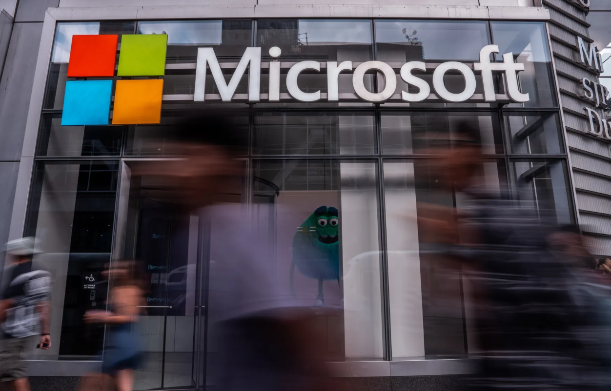 Hơn 613 tỷ USD 'bốc hơi' trong 1 tháng, Microsoft hứng cú sốc lớn nhất gần 26 năm vì AI