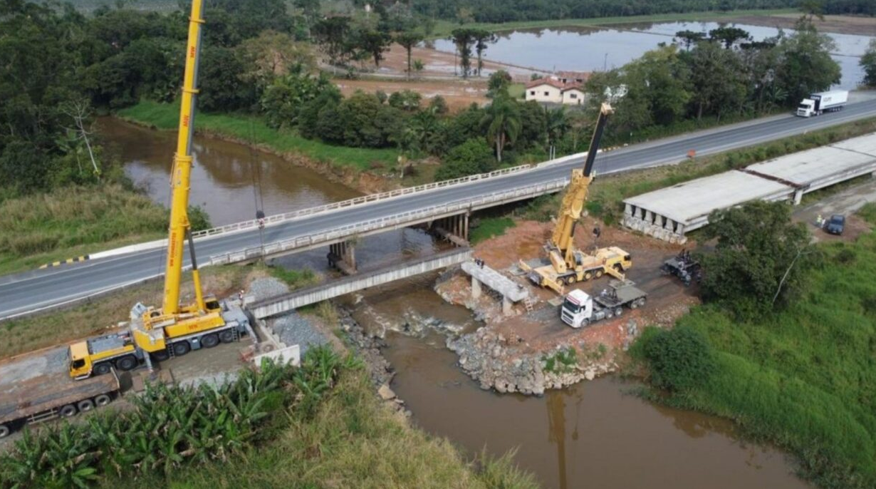 Phát hiện những đoàn xe chở dầm cầu nặng 55 tấn, dài 28m di chuyển trên quốc lộ để thực hiện nhiệm vụ đặc biệt
