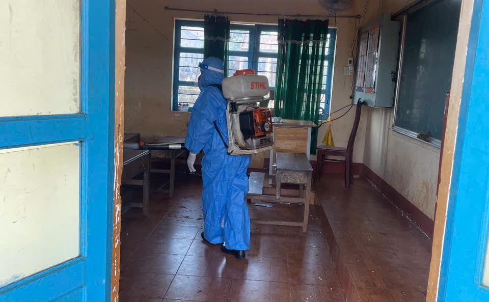 Tiêu độc khử khuẩn toàn bộ trường tiểu học sau khi ghi nhận hàng loạt ca mắc quai bị Tiêu độc khử khuẩn toàn bộ trường tiểu học sau khi ghi nhận hàng loạt ca mắc quai bị