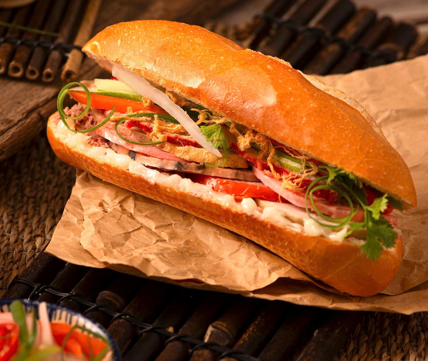 Nghệ An: Hơn 20 người nhập viện nghi ngộ độc bánh mì, Bộ Y tế yêu cầu điều tra khẩn