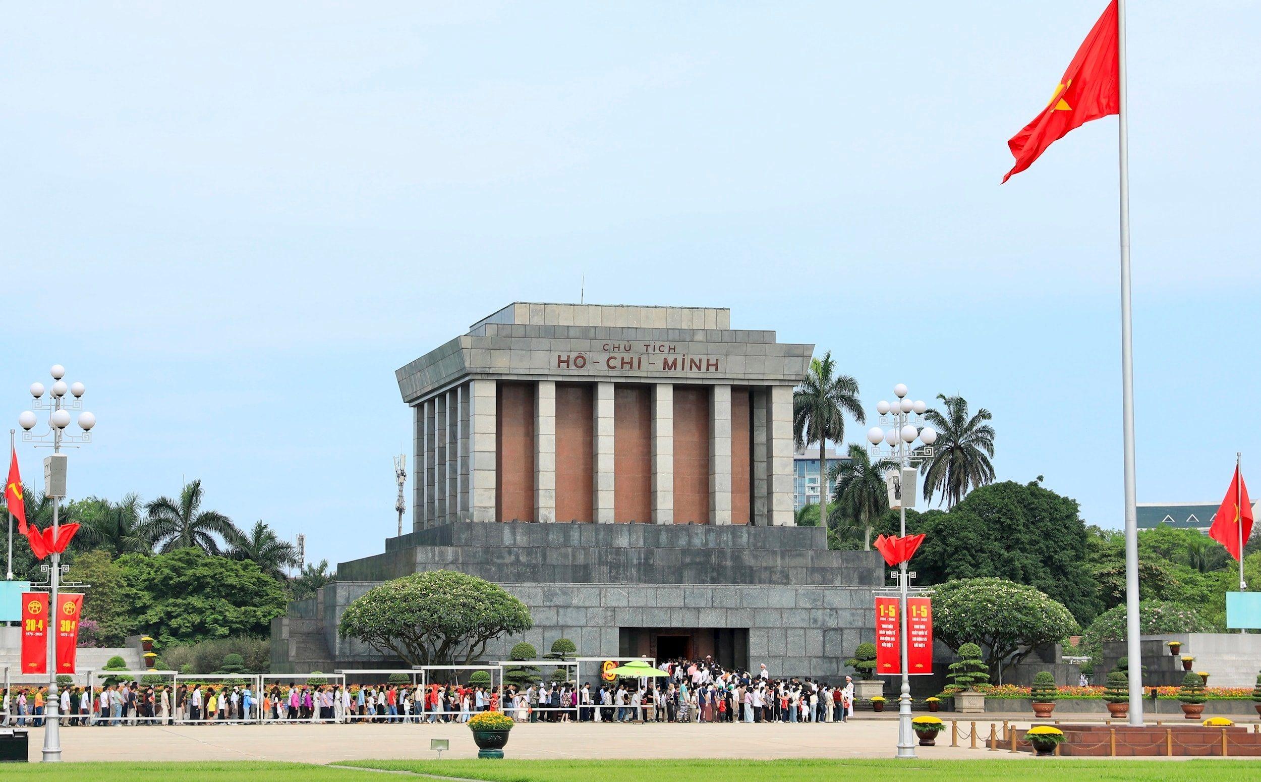 Hơn 20.000 người vào Lăng viếng Chủ tịch Hồ Chí Minh sáng 30/4