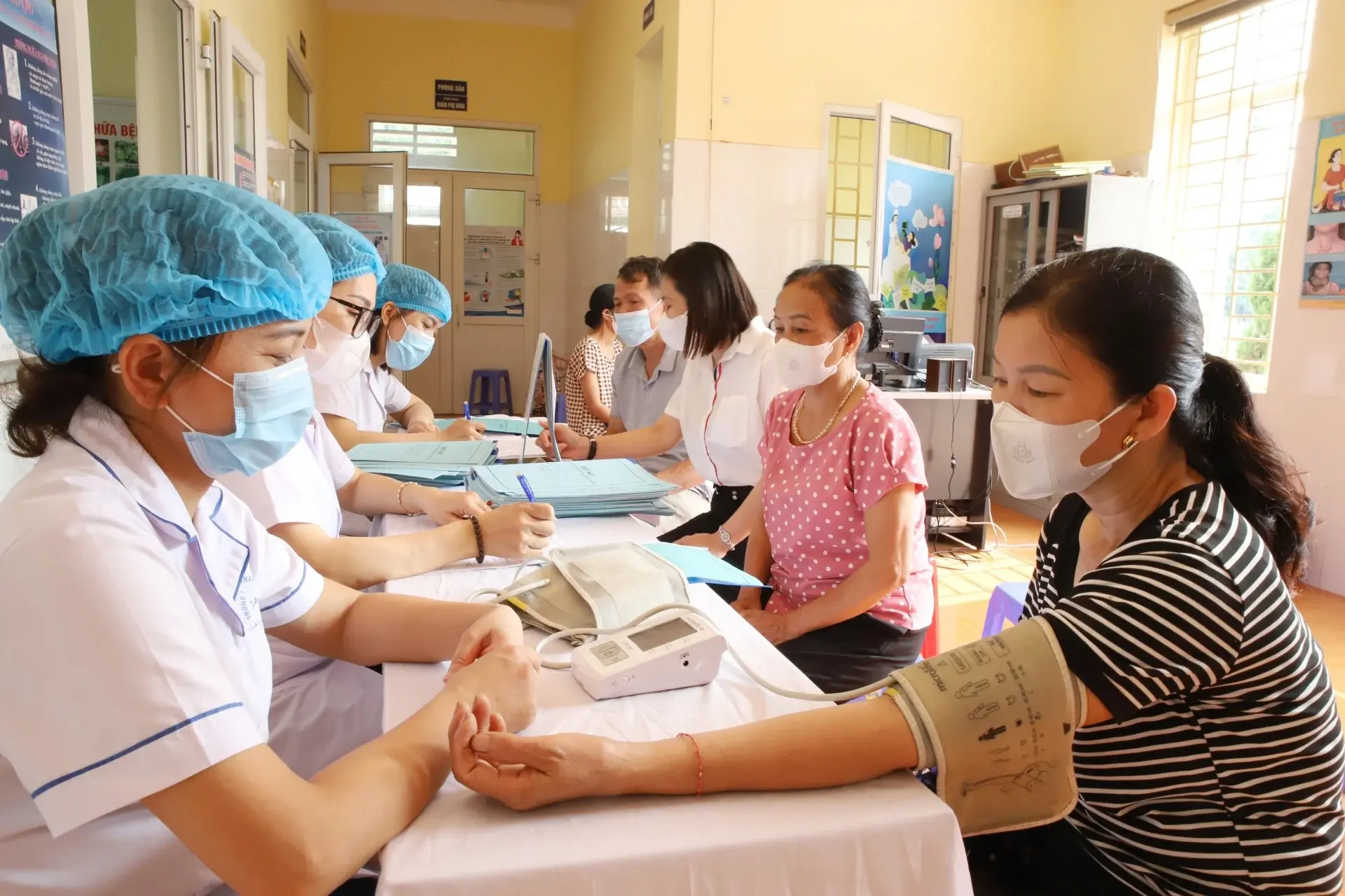 Chính phủ yêu cầu hoàn thành khám sức khỏe toàn dân và lập sổ điện tử trong năm 2026