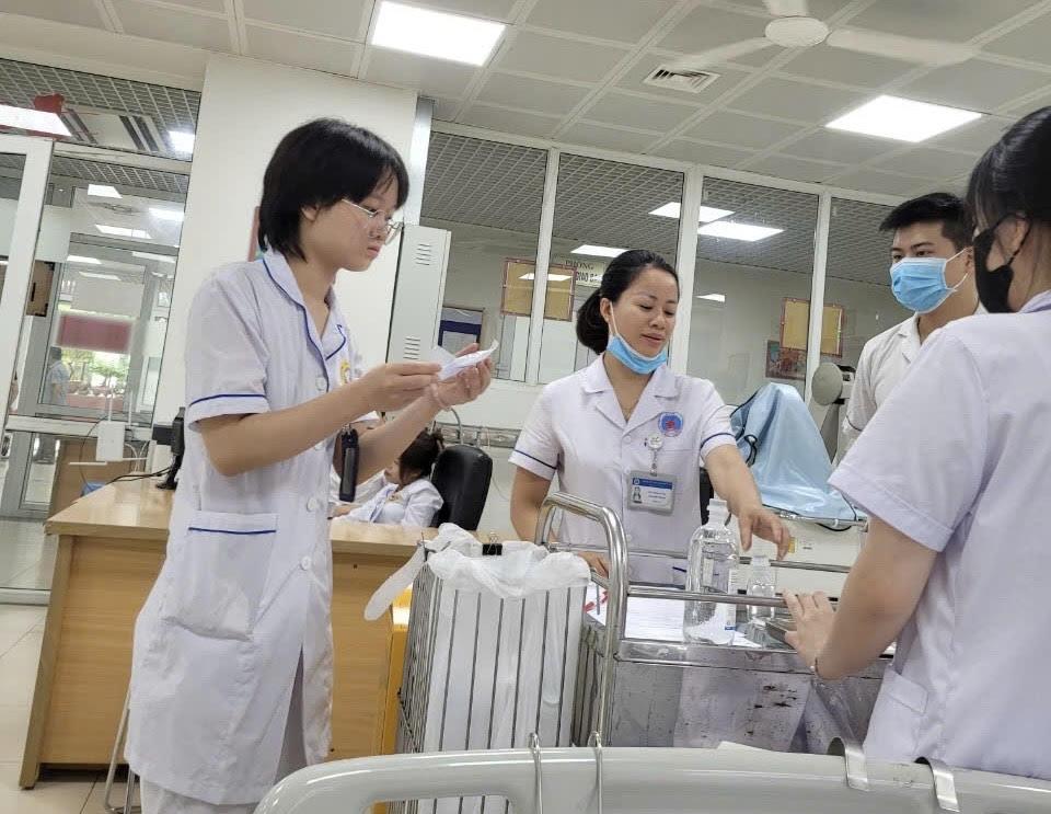 "Cởi trói" áp lực thu nhập: Kỳ vọng giữ chân nhân lực chất lượng cao ngành y