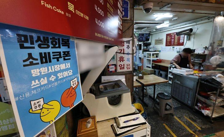 Quốc gia châu Á phát tiền mặt cho 35,8 triệu dân để giảm bớt cú sốc giá dầu