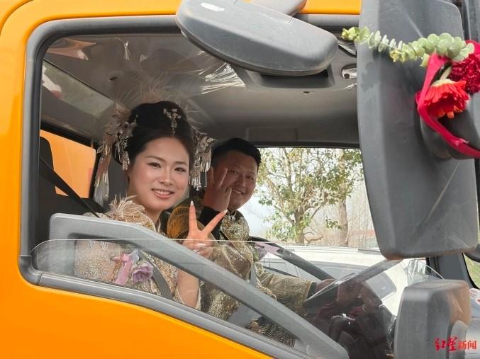 Chú rể 31 tuổi rước dâu bằng 9 xe hút bể phốt gây xôn xao Chú rể 31 tuổi rước dâu bằng 9 xe hút bể phốt gây xôn xao