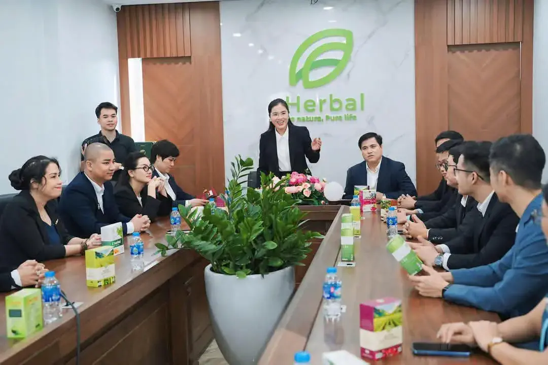 Tiêu hủy gần 76.000 hộp bột rau vi phạm: Khi doanh nghiệp và người nổi tiếng 'nói một đằng, làm một nẻo'