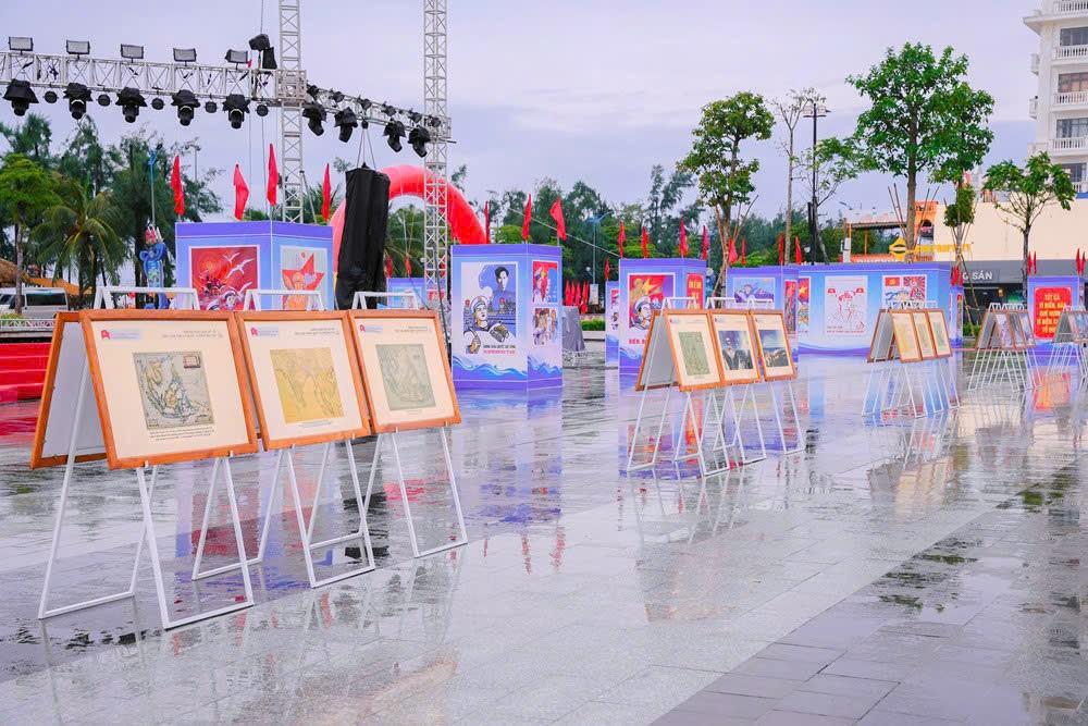 Sầm Sơn khai mạc triển lãm “Biên cương vững bền - Biển đảo thiêng liêng” Sầm Sơn khai mạc triển lãm “Biên cương vững bền - Biển đảo thiêng liêng”