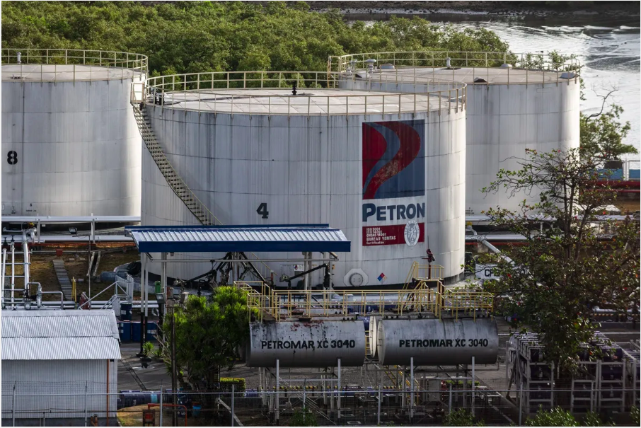 Chỉ còn đủ xăng dùng trong 45 ngày, quốc gia Đông Nam Á khẩn cấp mua 2,48 triệu thùng dầu Nga