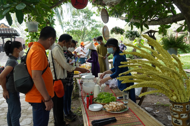 Du khách thích thú khám phá các sản phẩm du lịch tại thành phố Thủ Đức. Du khách thích thú khám phá các sản phẩm du lịch tại thành phố Thủ Đức.