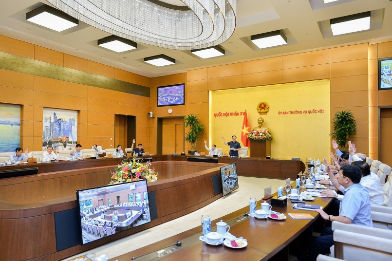 với 100% thành viên Ủy ban Thường vụ Quốc hội tham gia biểu quyết tán thành, Ủy ban Thường vụ Quốc hội đã thông qua Nghị quyết về mức thuế bảo vệ môi trường đối với xăng, dầu, mỡ nhờn.