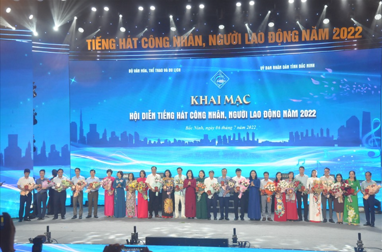 Ban Tổ chức trao hoa cho các đoàn dự thi.