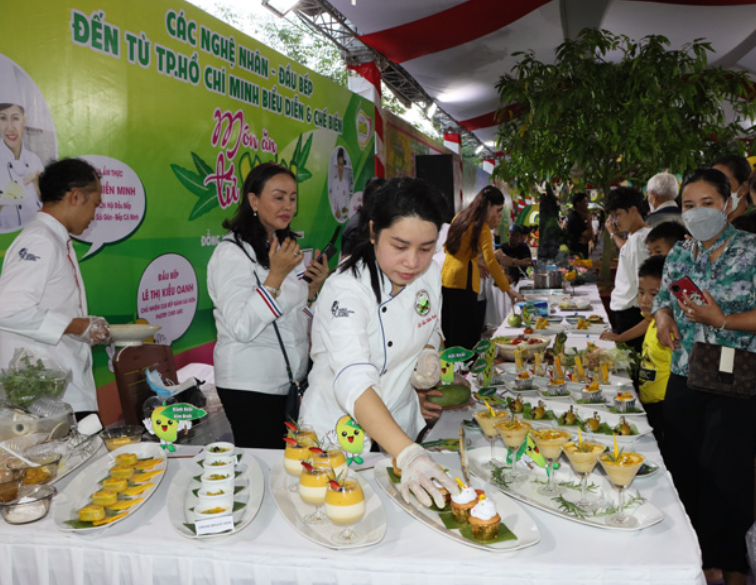 Các món ăn từ xoài được các nghệ nhân, đầu bếp thực hiện. Các món ăn từ xoài được các nghệ nhân, đầu bếp thực hiện.