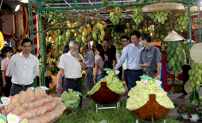 Các đại biểu và người dân, du khách tham quan khu trưng bày, giới thiệu và quảng bá thương hiệu “Xoài Cao Lãnh”. Các đại biểu và người dân, du khách tham quan khu trưng bày, giới thiệu và quảng bá thương hiệu “Xoài Cao Lãnh”.