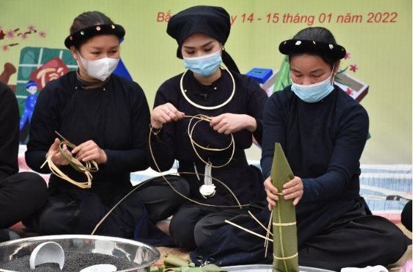 Thi gói bánh chưng đen của người Tày tại xã Nhất Hòa, huyện Bắc Sơn