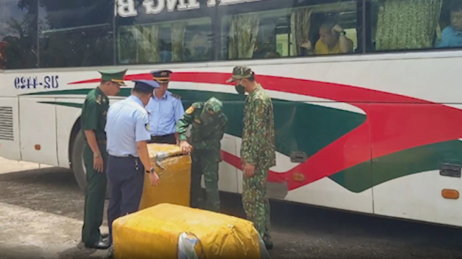 Quảng Trị: Phát hiện xe khách vận chuyển gần 4 tạ thịt bò đã bốc mùi