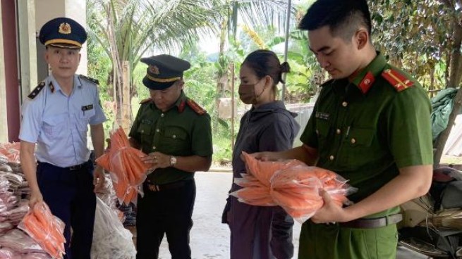 Nghệ An: Thu giữ hơn 2.000 bộ quần áo không rõ nguồn gốc